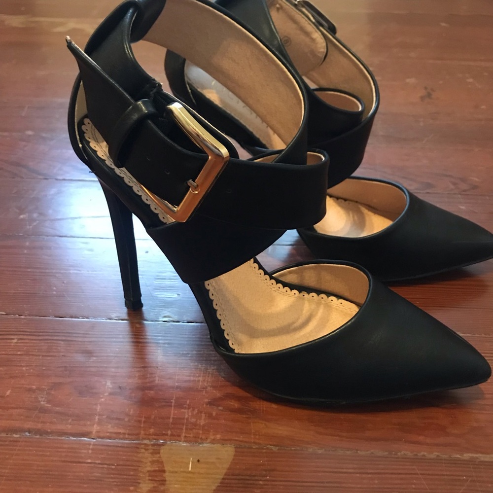 Strappy point toe heel